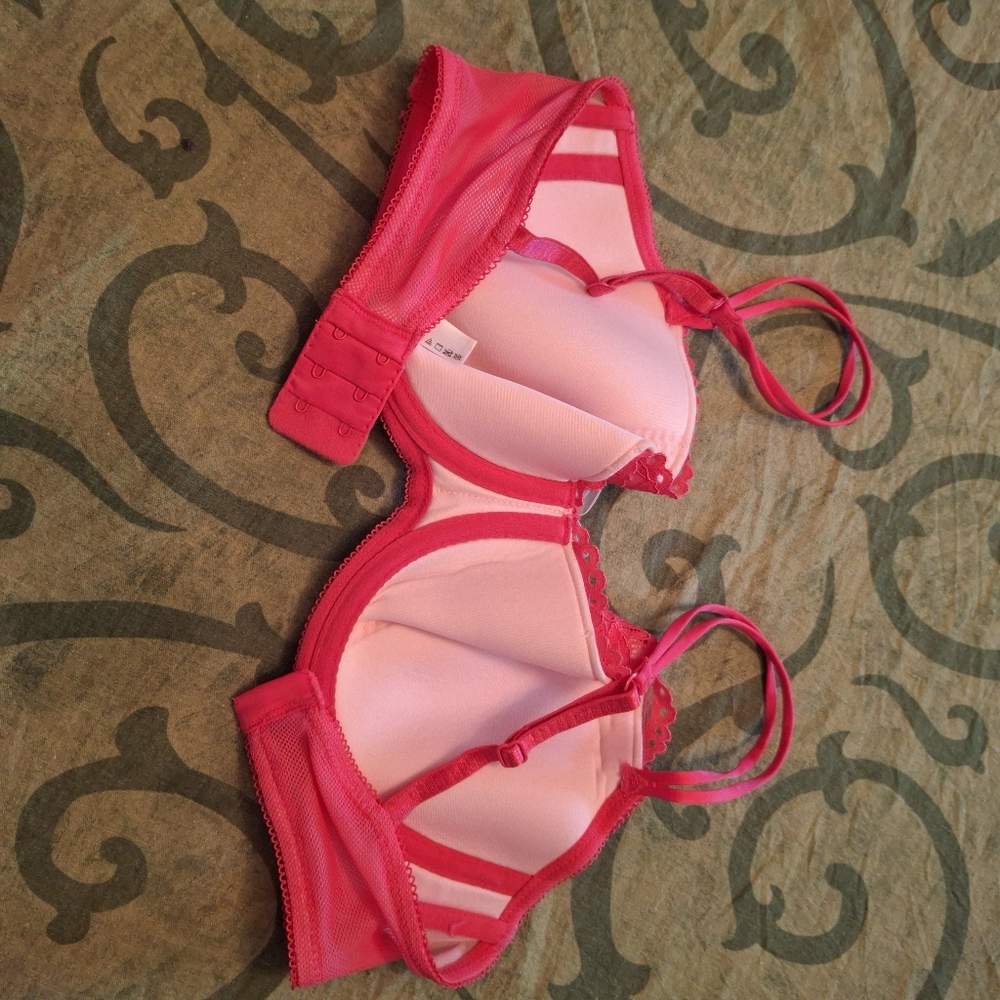 Chic Lace Underwire Bra in Vibrant Pink. Nevee Worn. - Picture 7 of 7